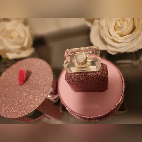 Bombshell Sparkle Oct 2012 Limited Edition by Victoria's Secret; 50ml /1.7 fl.oz - Picture 4 of 16